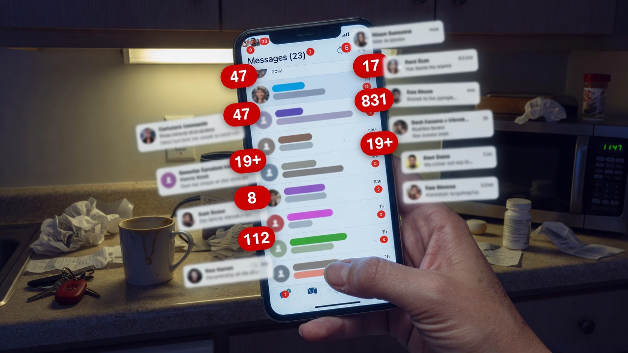 Celular com muitos grupos de WhatsApp e mensagens acumuladas de famílias do grupo escoteiro
