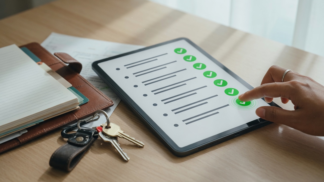 Checklist de transferência de gestão e mandato marcado em um tablet